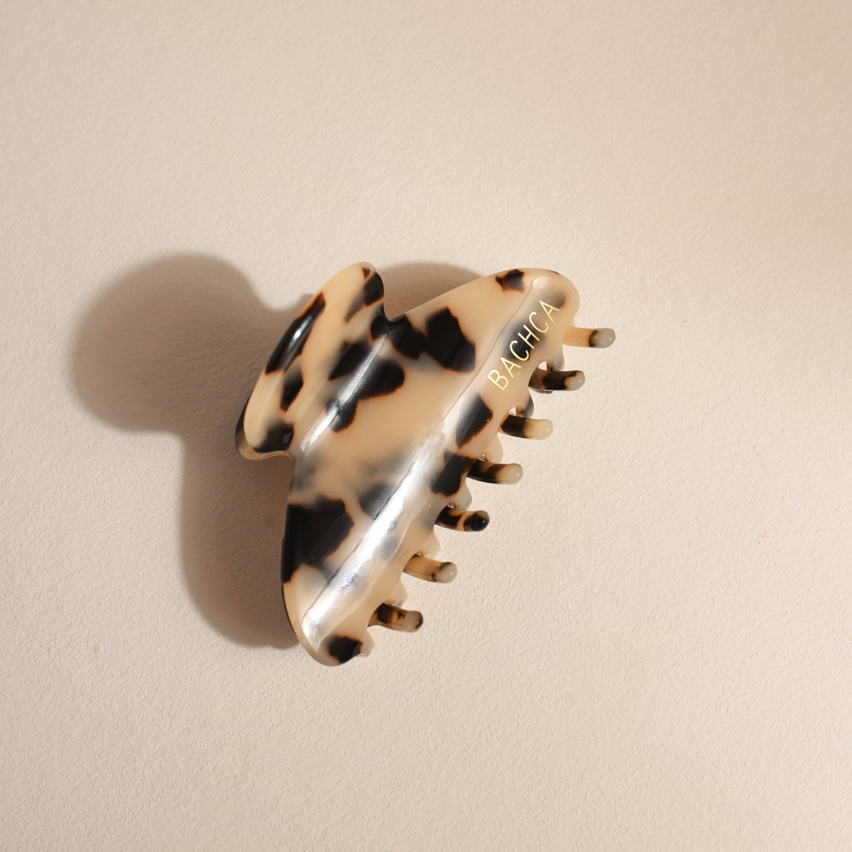 Bachca Tortoiseshell Claw Clip in large size with beige background