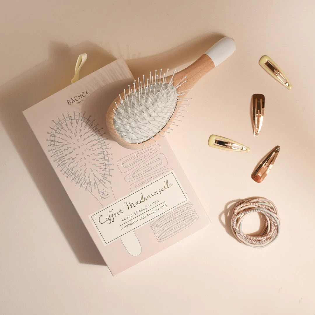 Coffret Mademoiselle featuring a brush, hair clips and thin elastics