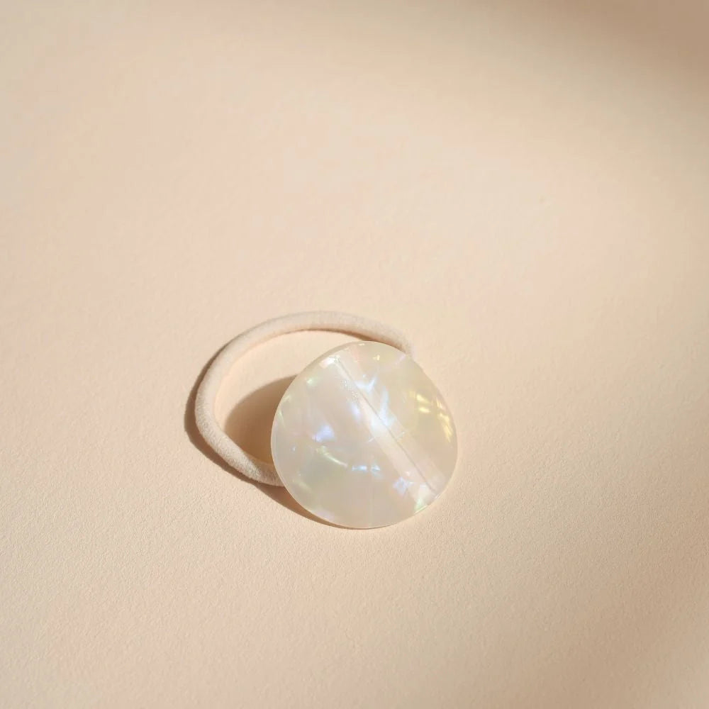 Bachca plate hair elastic displayed on a beige background, an elegant accessory crafted from cellulose acetate.