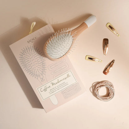 Coffret Mademoiselle featuring a brush, hair clips and thin elastics 