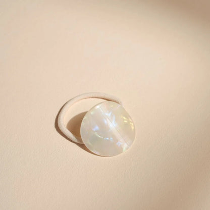 Bachca plate hair elastic displayed on a beige background, an elegant accessory crafted from cellulose acetate.