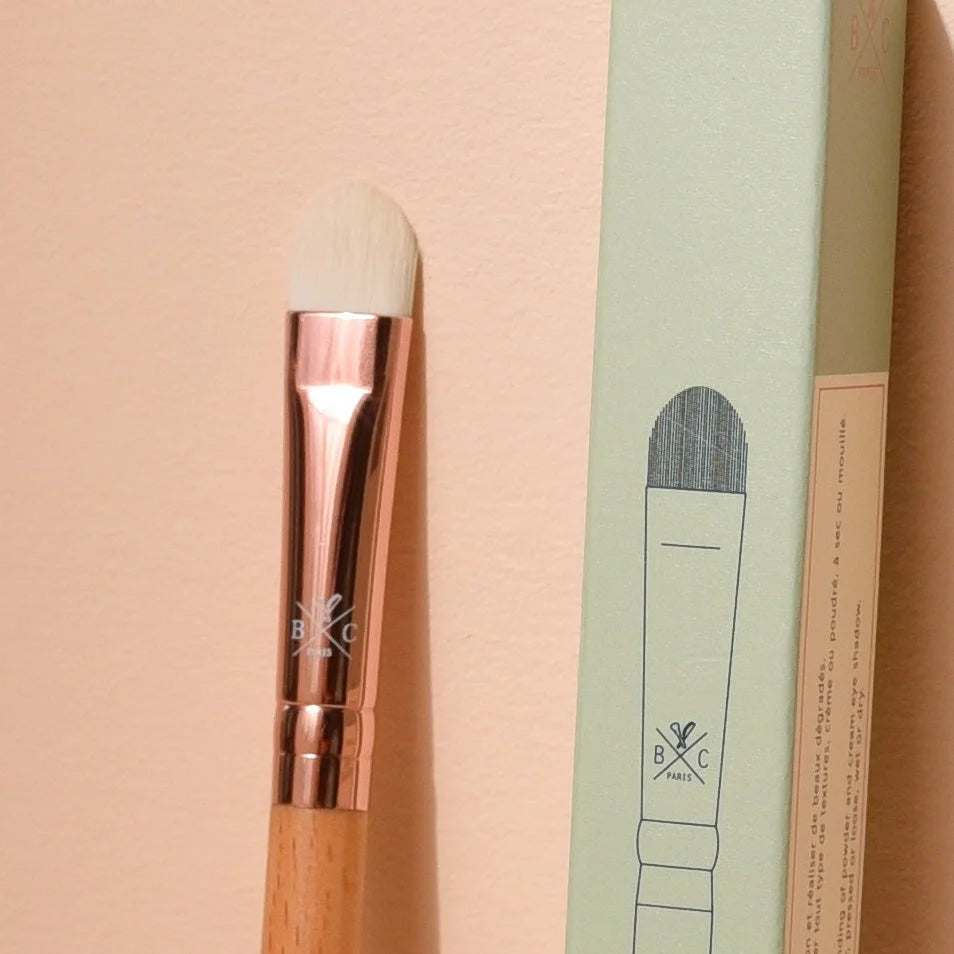 Bachca Precision Eyeshadow Brush close-up 