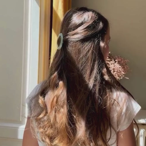 Signature Round Clip